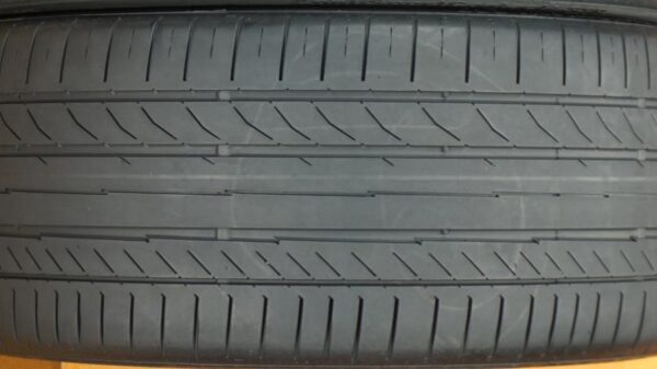 2 used tires 255/35/19 CONTINENTAL - Image 4