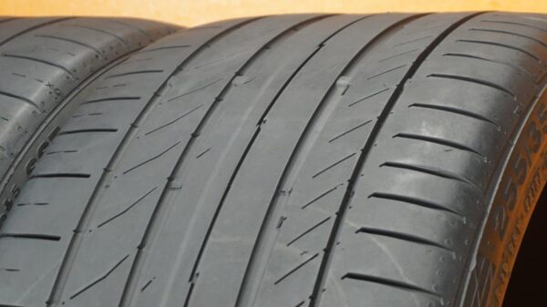 2 used tires 255/35/19 CONTINENTAL - Image 3