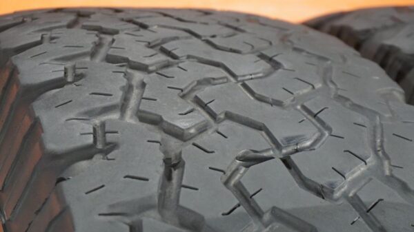 2 used tires LT 285/70/17 BFGOODRICH - Image 3