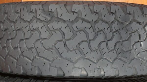 2 used tires LT 285/70/17 BFGOODRICH - Image 4