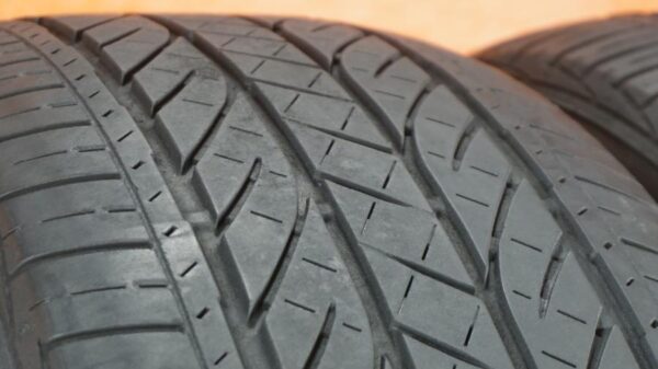 2 used tires 235/55/20 BRIDGESTONE - Image 3