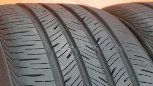 2 used tires 235/40/19 CONTINENTAL - Image 3