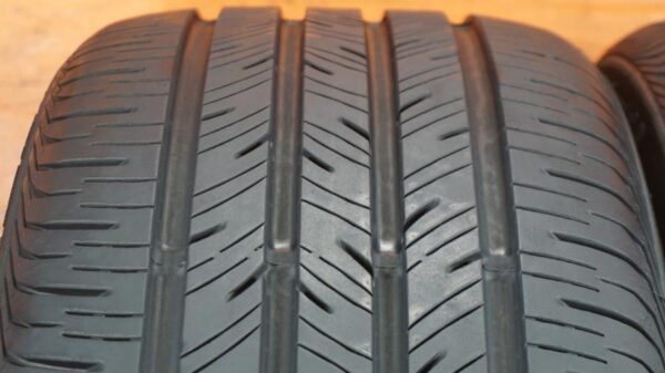 2 used tires 235/40/19 CONTINENTAL - Image 5