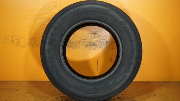 2 used tires 225/70/15 CONTINENTAL - Image 6