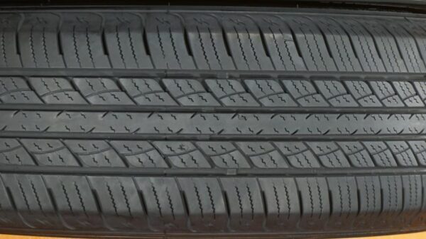 2 used tires 215/70/16 WESTLAKE - Image 4