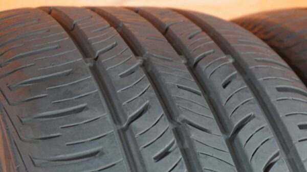 2 used tires 235/50/18 CONTINENTAL - Image 3