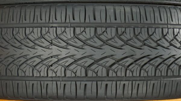 2 used tires 275/25/26 DELINTE - Image 4