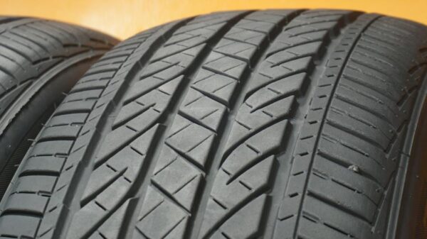 2 used tires 235/55/20 BRIDGESTONE - Image 3