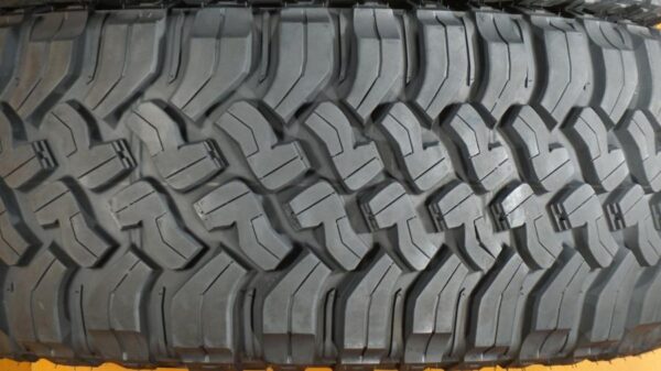 2 used tires LT 33/12.50/20 FALKEN - Image 4