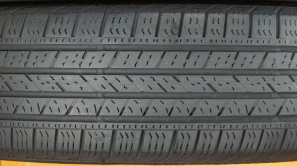 2 used tires 225/65/17 CONTINENTAL - Image 4