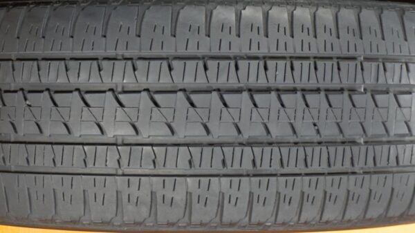 2 used tires 285/45/22 BRIDGESTONE - Image 4