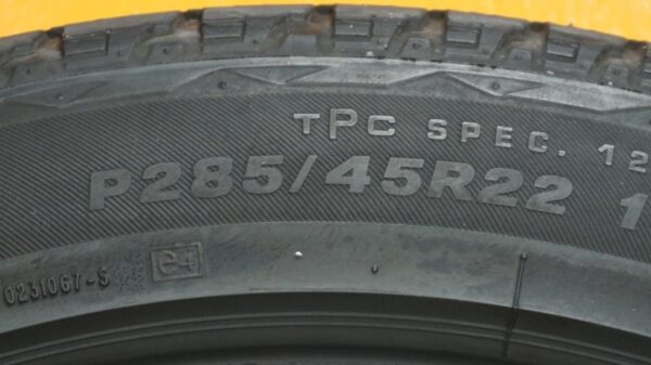 2 used tires 285/45/22 BRIDGESTONE - Image 7