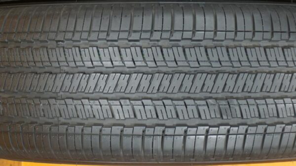 2 used tires 225/55/17 HANKOOK - Image 4